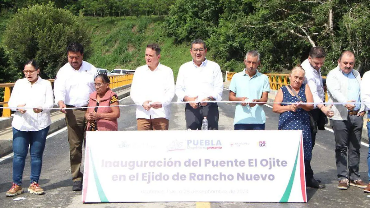 El gobernador Sergio Salomón Céspedes Peregrina al inaugurar el Puente El Ojite en Xicotepec